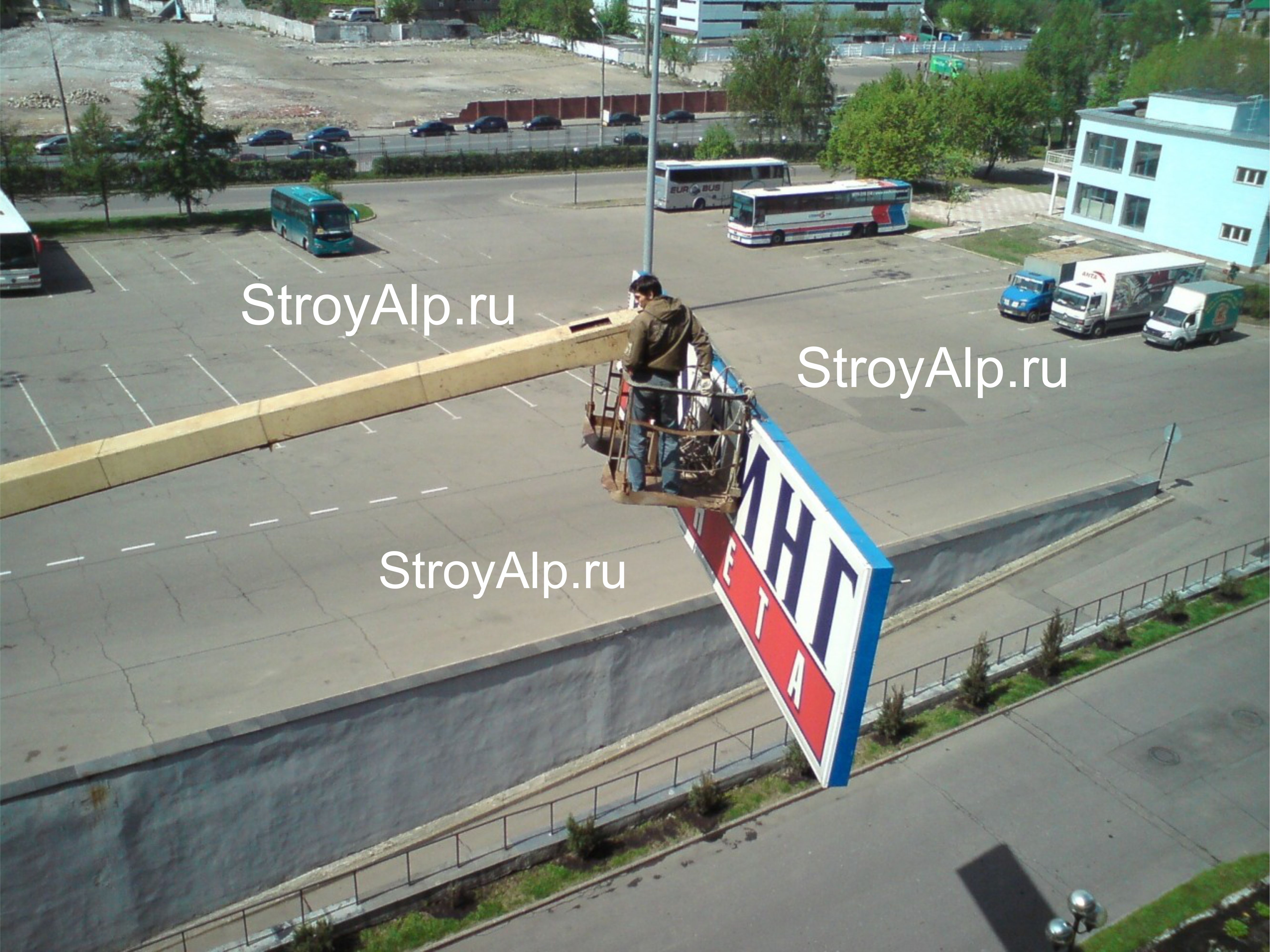 Демонтаж светового короба при помощи автовышки